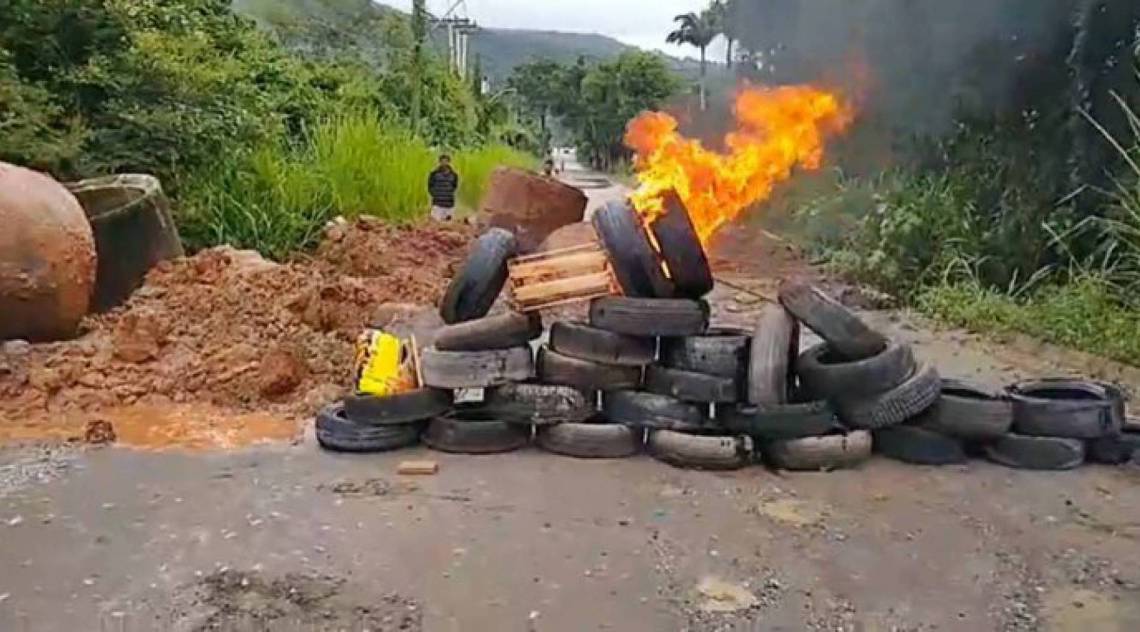 Rua em Itaipuaçu é bloqueada por moradores - Divulgação
