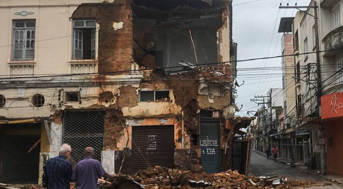 A Defesa Civil interditou o cruzamento da Barão do Amazonas com Alberto Torres, em Campos, devido ao desabamento parcial de um sobrado - Divulgação prefeitura de Campos