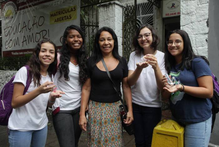 A professora Maria Abreu e as alunas Maria Eduarda, Luana Ribeiro, Clara Monteiro, e Julia Ramos, da Tijuca, não abrem mão do álcool gel