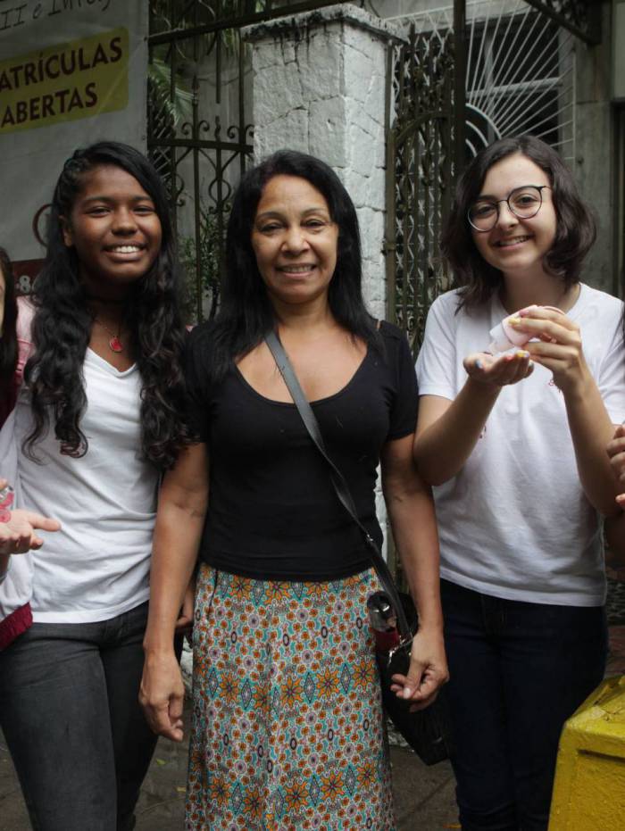 A professora Maria Abreu e as alunas Maria Eduarda, Luana Ribeiro, Clara Monteiro, e Julia Ramos, da Tijuca, não abrem mão do álcool gel