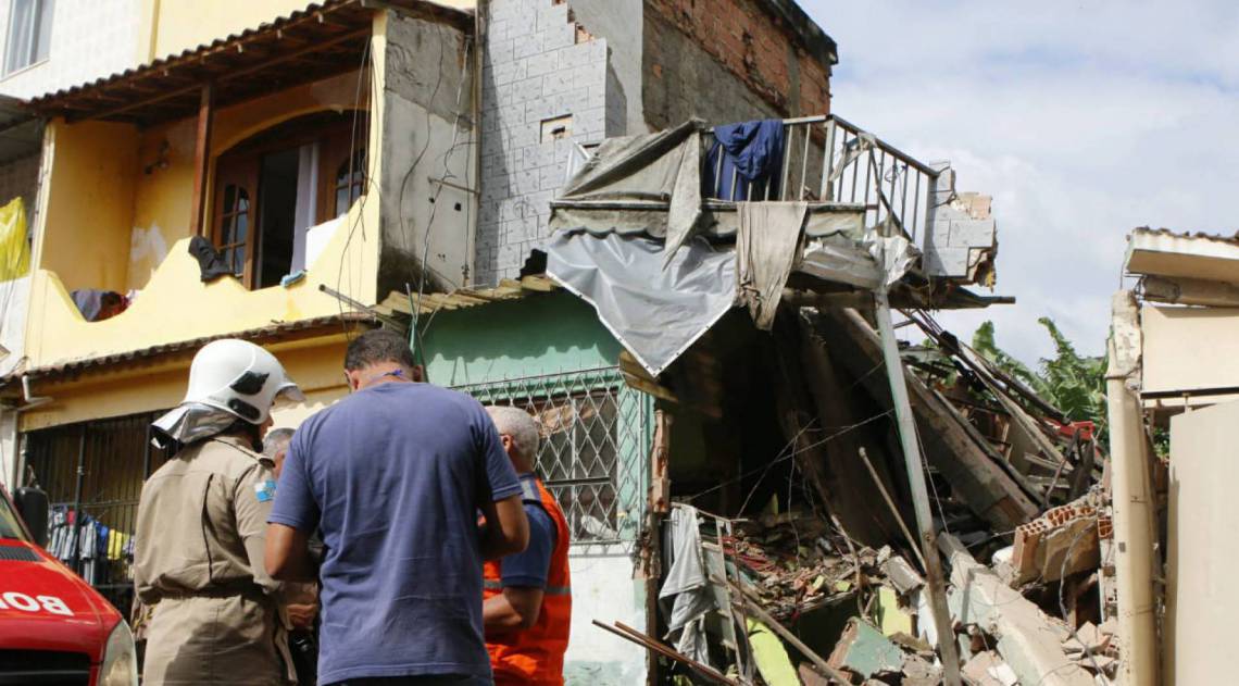Casas desabaram em Jardim América. Moradores conseguiram deixar as residências antes de tudo vir abaixo