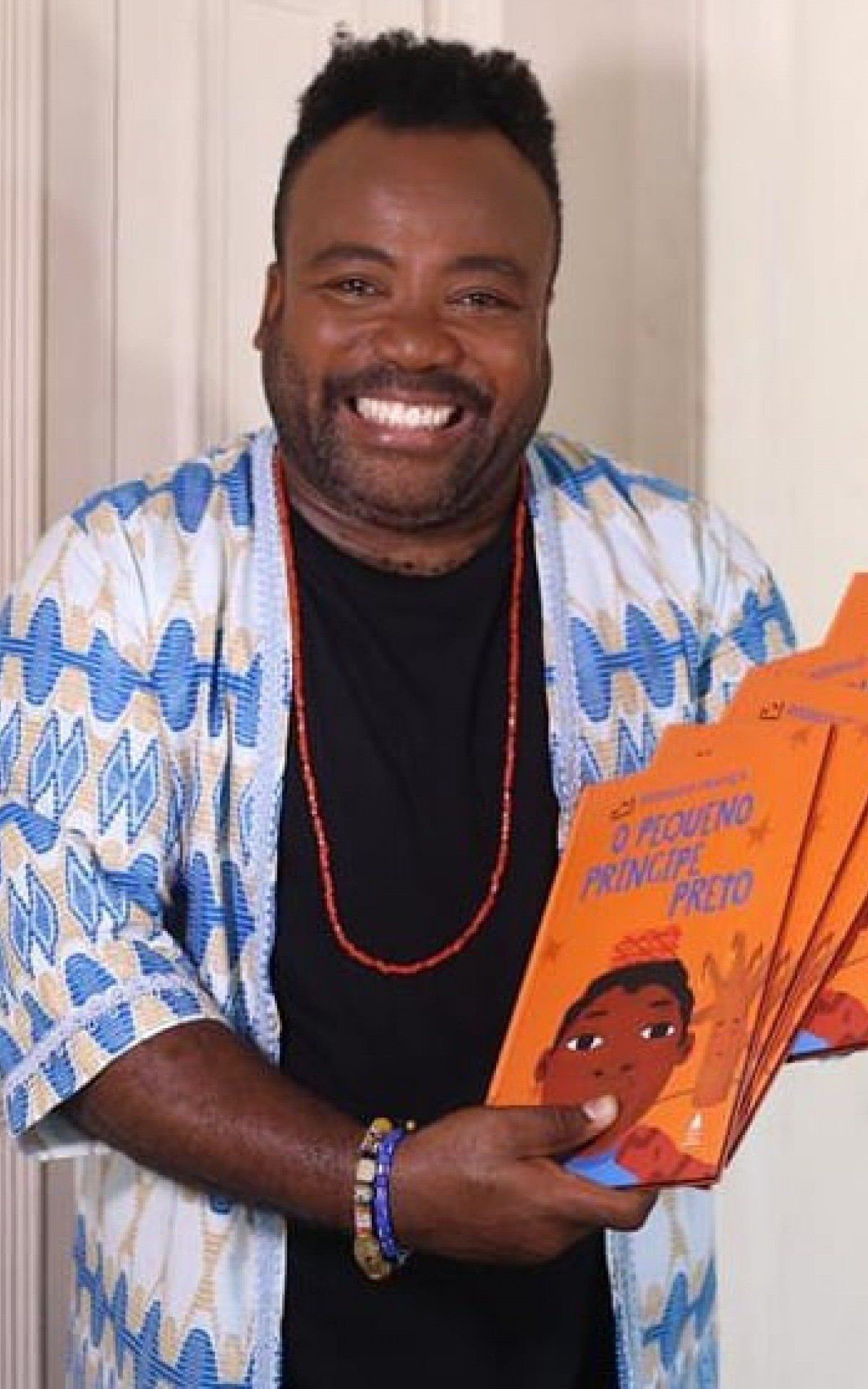 Ex-BBB Rodrigo Fran&ccedil;a lan&ccedil;a o livro 'O Pequeno Pr&iacute;ncipe Preto' - Reprodu&ccedil;&atilde;o Internet