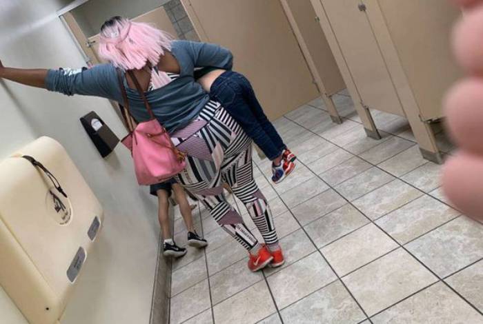 Mãe obrigou filho a fazer flexões em chão de banheiro de shopping