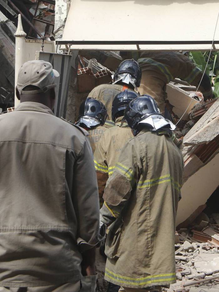 Moradores ouviram estalos e deixaram os imóveis antes do desabamento, no Jardim América