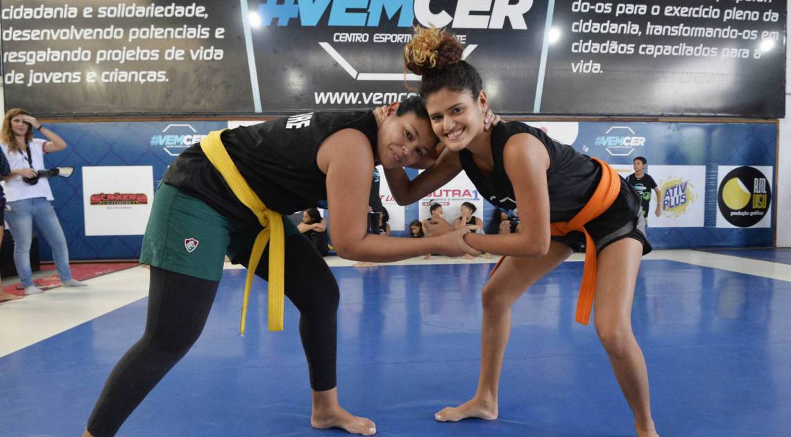 04.02.2020 - Rio de Janeiro - RJ - Projeto Vencer em São João de Meriti traz empoderamento feminino com artes marciais baixada fluminense na foto Natalia Ancelme  com a filha Leticia Costa