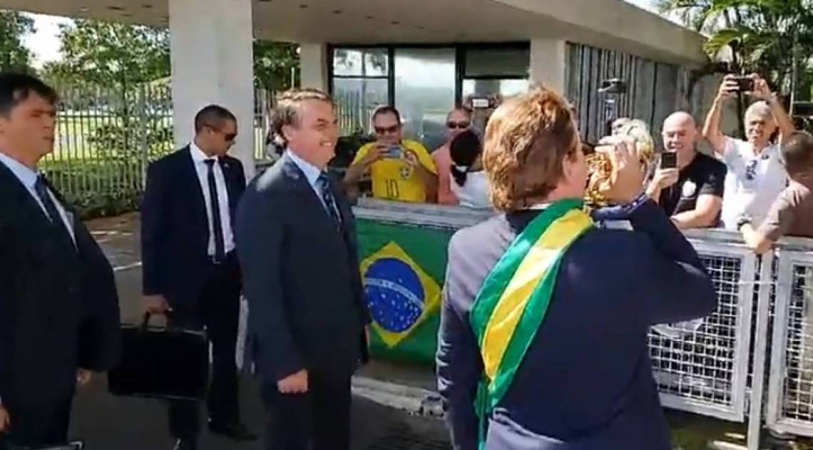 Presidente Jair Bolsonaro leva humorista para cumprimentar populares e falar à imprensa no Palácio Alvorada