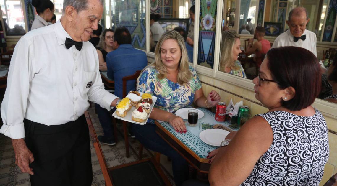 Rio,04/03/2020-CENTRO, Casa Cave,confeitaria mais antiga do Rio ,na foto,  Waldir Ramos, mais antigo da casa .Foto: Cleber Mendes/Agência O Dia