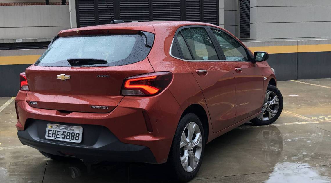 Versão tem lanterna traseira de LED, câmera de ré e sensores de estacionamento