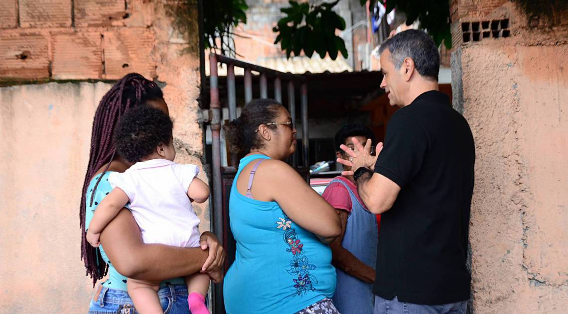 O prefeito conversou com moradoras sobre as obras 