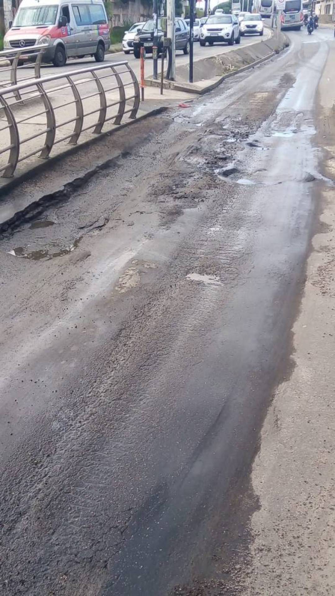 Má condição da pista exclusiva impede circulação do BRT no sentido Alvorada