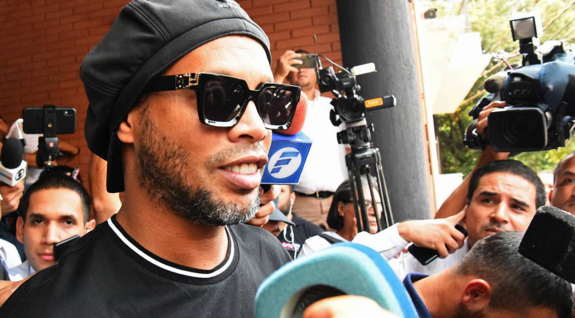 Ronaldinho e o irmão estavam presos desde março em Assunção - AFP
