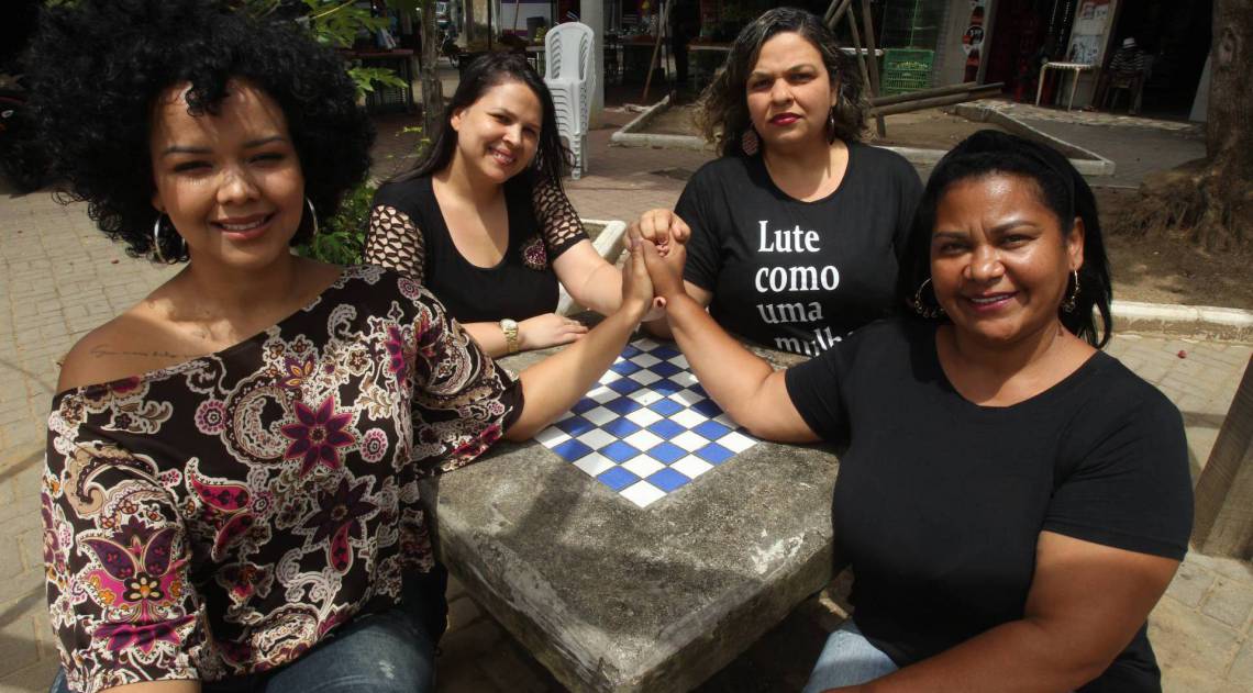 CADERNO BAIXADA - Roda de samba na praça do K11, em homenagem ao dia internacional da mulher. Na foto, (esq.p.dir),Priscila Gouveia,Cristiane Barreto,Michele Pessanha e Márcia Dias.