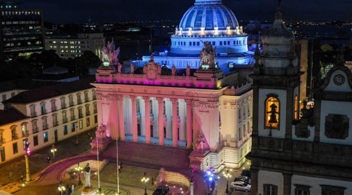 Palácio Tiradentes ganha cor lilás em homenagem ao Dia Internacional de Mulher