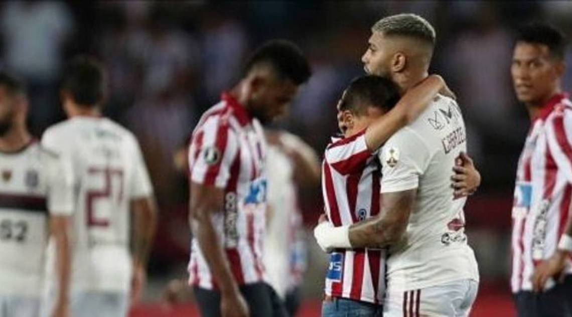 Gabigol presenteou torcedor do Junior Barranquilla que invadiu o campo com a camisa e as duas chuteiras - Reprodução