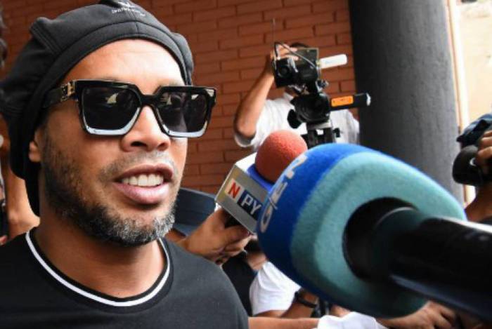 Ronaldinho Gaúcho deixa promotoria após depoimento e decide ficar no Paraguai