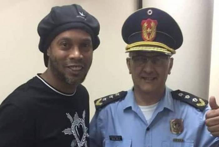 Ronaldinho posa ao lado de policial no Paraguai