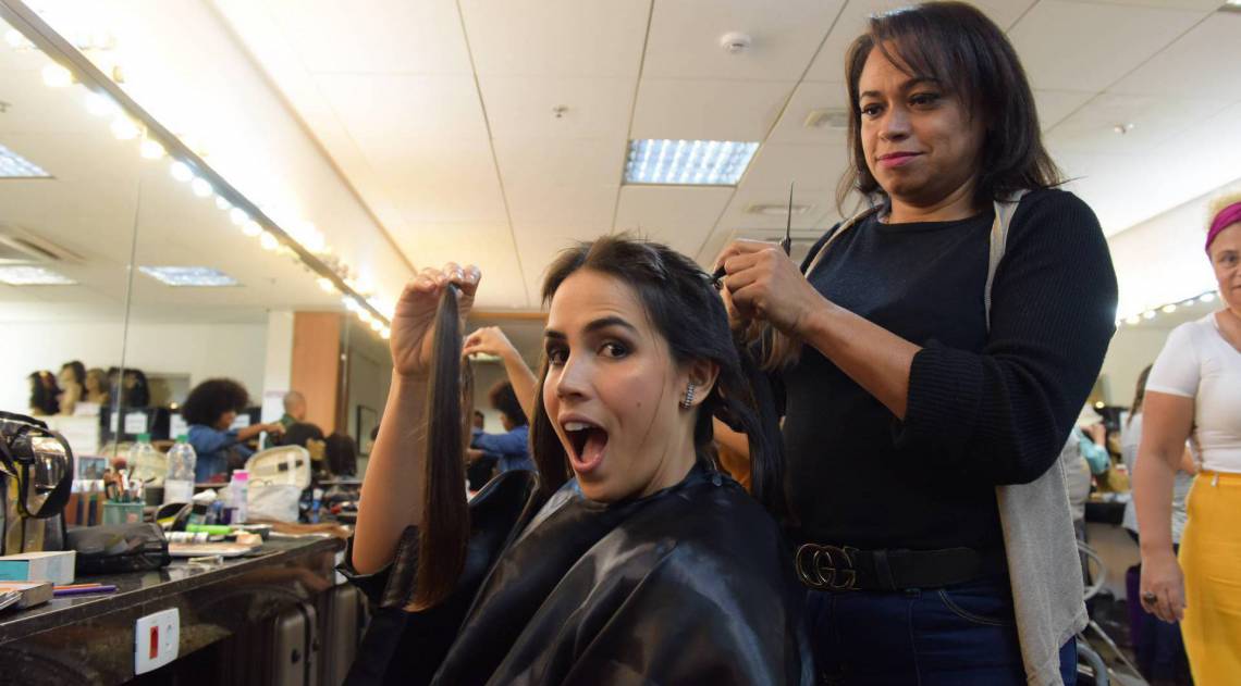 Pérola Faria raspa a cabeça para personagem em novela da Record