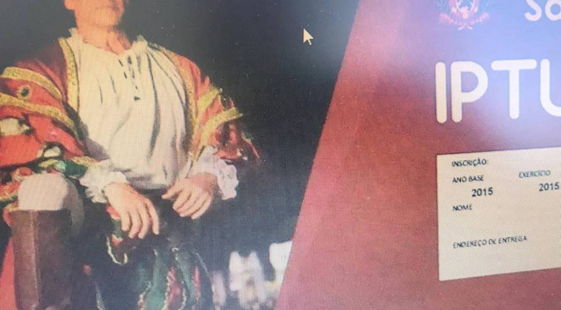 Oscar Magrini na capa do carnê do IPTU