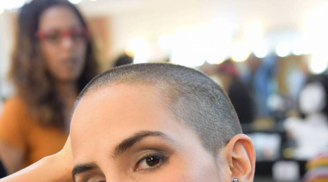P&eacute;rola Faria raspa a cabe&ccedil;a para personagem em novela da Record