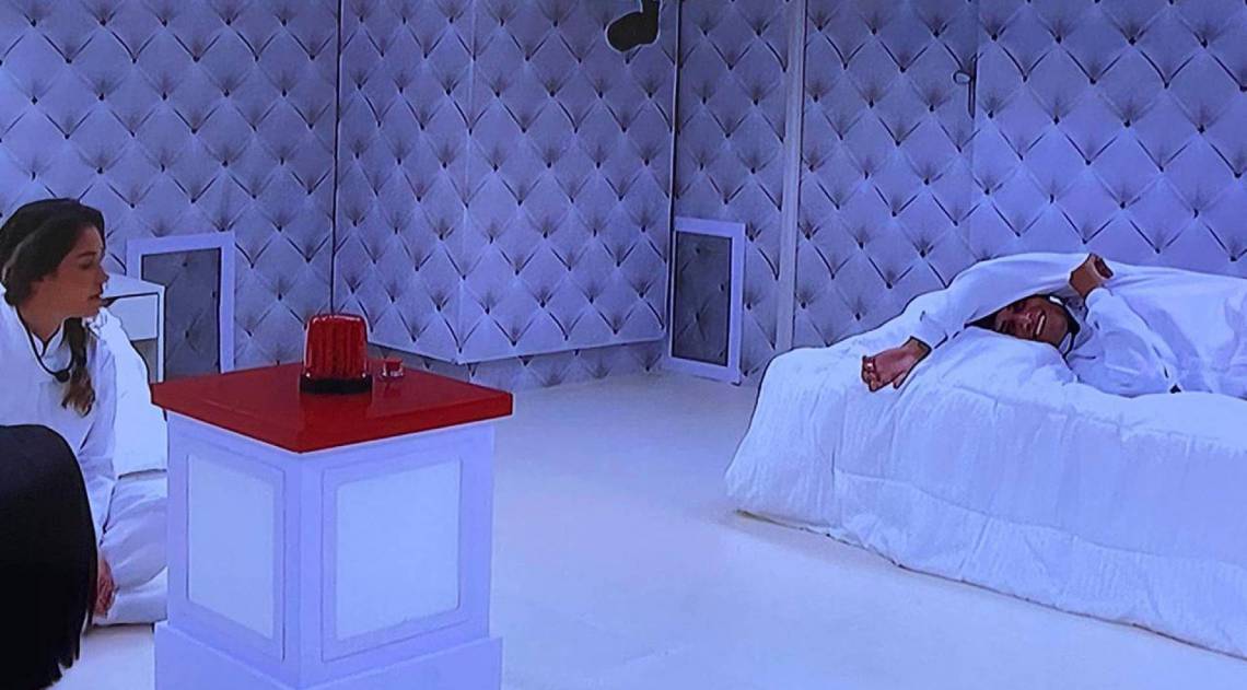Manu, Gizelly e Felipe Prior estão no quarto branco