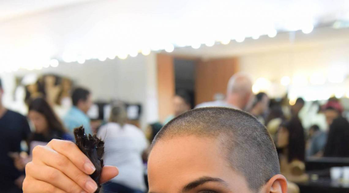 P&eacute;rola Faria raspa a cabe&ccedil;a para personagem em novela da Record