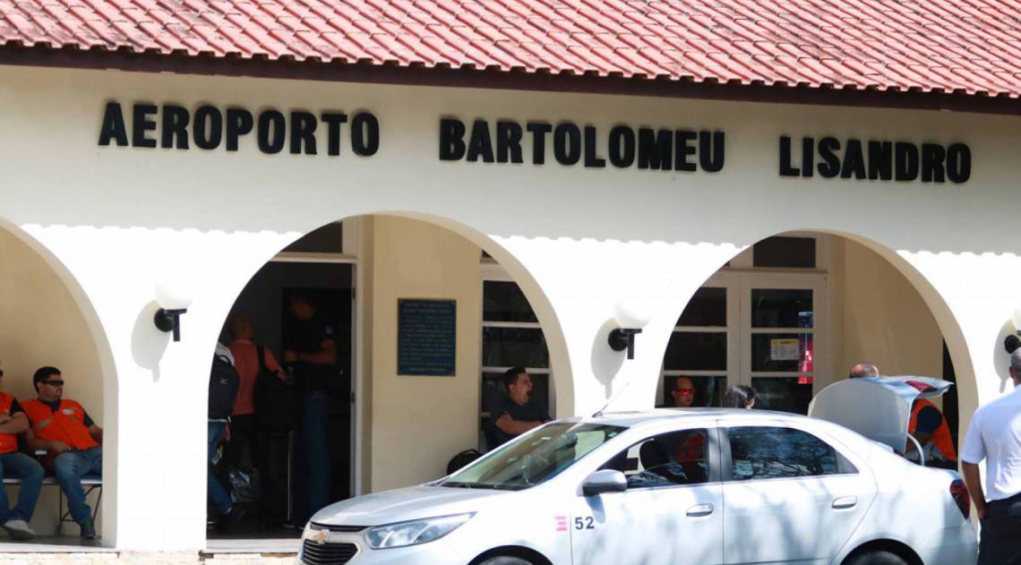 O aeroporto Bartolomeu Lisandro, em Campos, de onde partem diversos voos de helic&oacute;ptero para as plataformas mar&iacute;timas - Divulga&ccedil;&atilde;o prefeitura de Campos