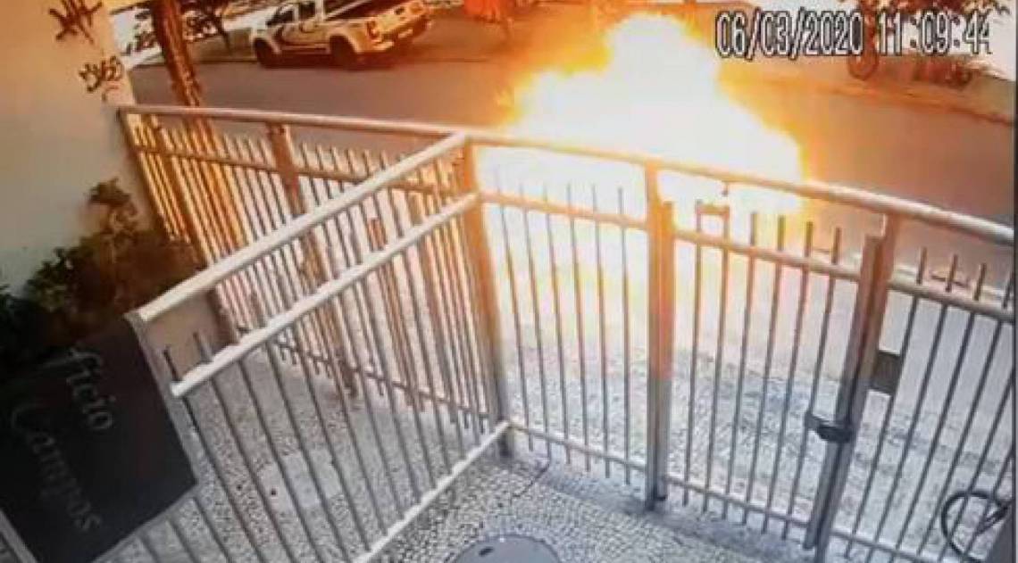Poste pega fogo e bueiro explode em Copacabana - Reprodução / Whatsapp Jornal O Dia 21 98762-8248