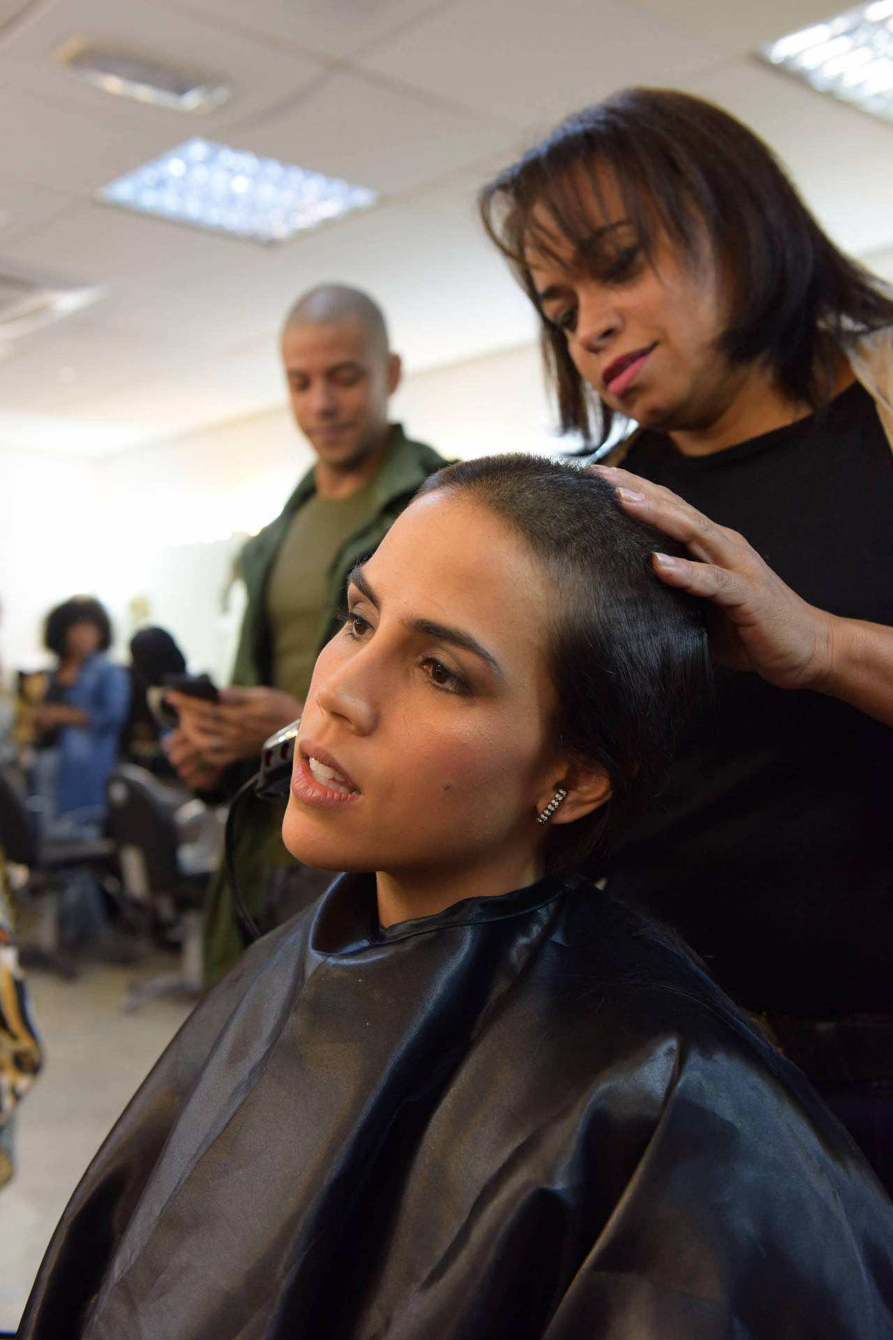 Pérola Faria raspa a cabeça para personagem em novela da Record