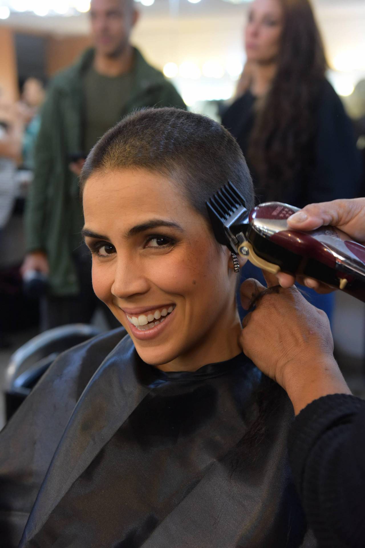 Pérola Faria raspa a cabeça para personagem em novela da Record