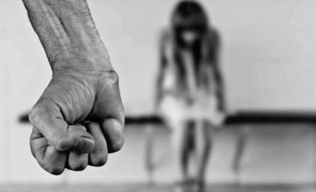 Homem é preso por manter esposa acorrentada em uma fazenda