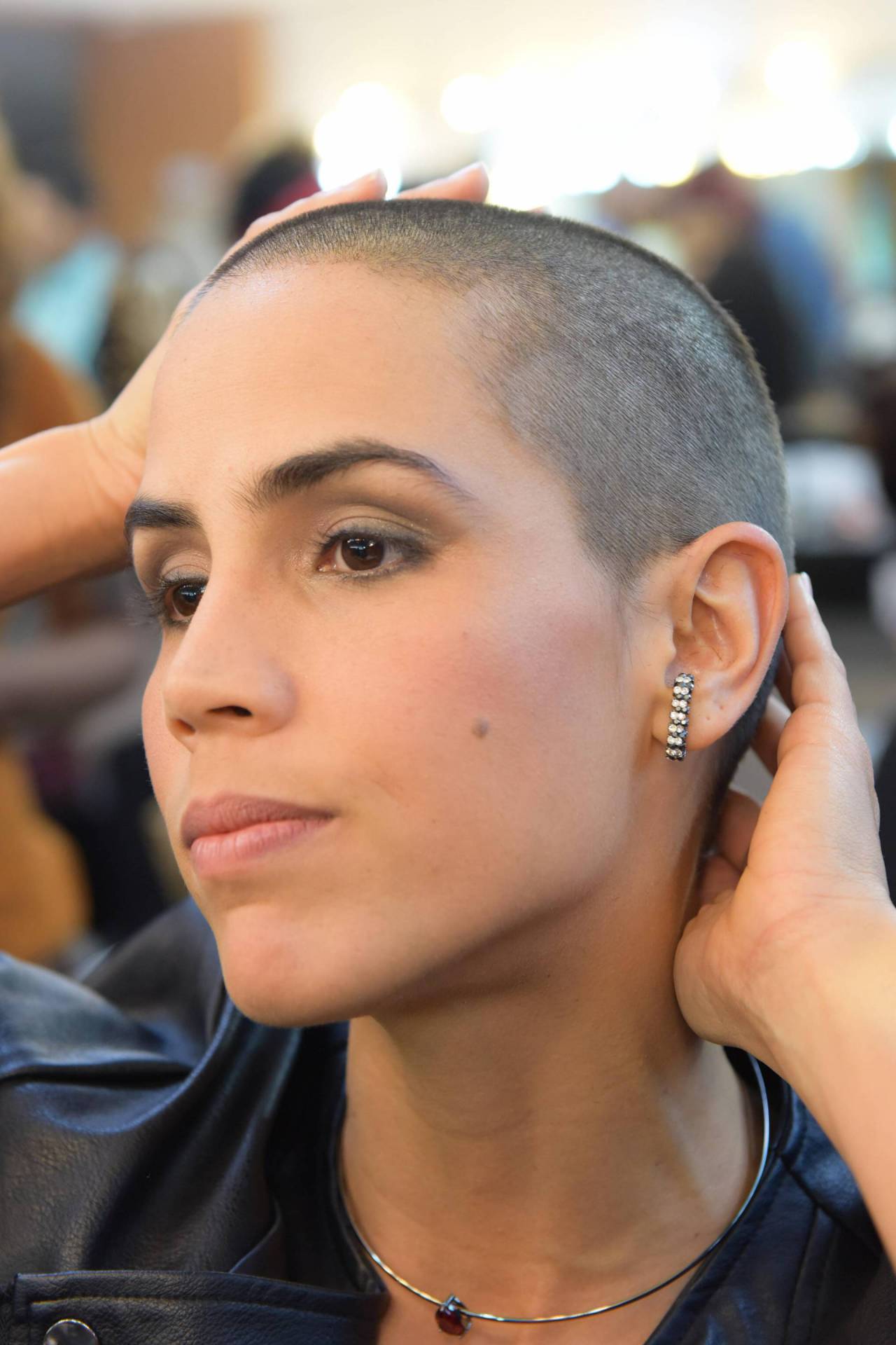 Pérola Faria raspa a cabeça para personagem em novela da Record