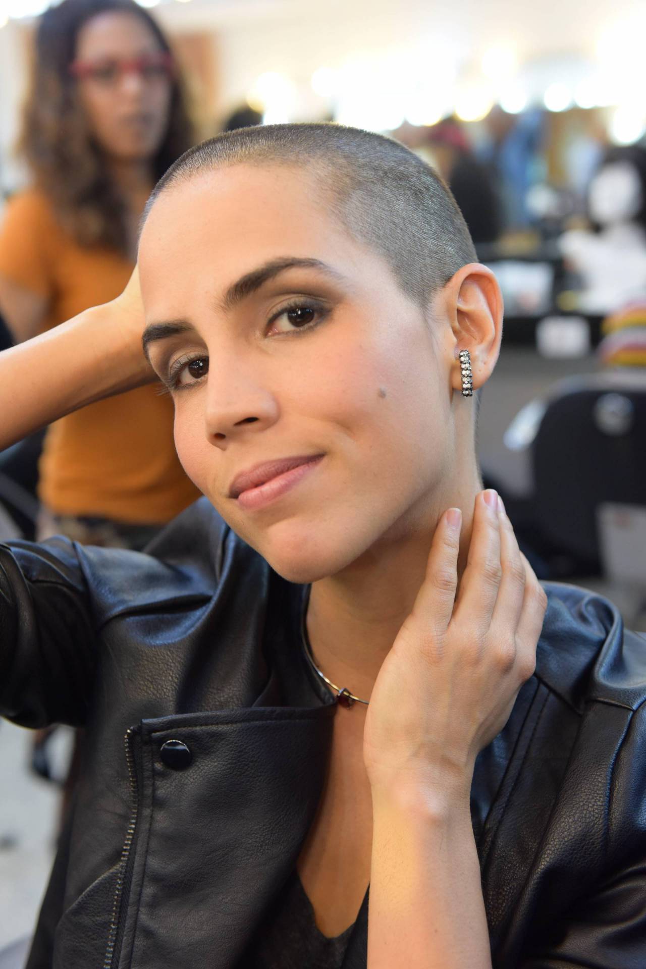 Pérola Faria raspa a cabeça para personagem em novela da Record