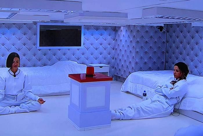 Manu, Gizelly e Felipe Prior estão no quarto branco - Reprodução de TV