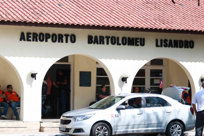 O aeroporto Bartolomeu Lisandro, em Campos, de onde partem diversos voos de helicóptero para as plataformas marítimas
