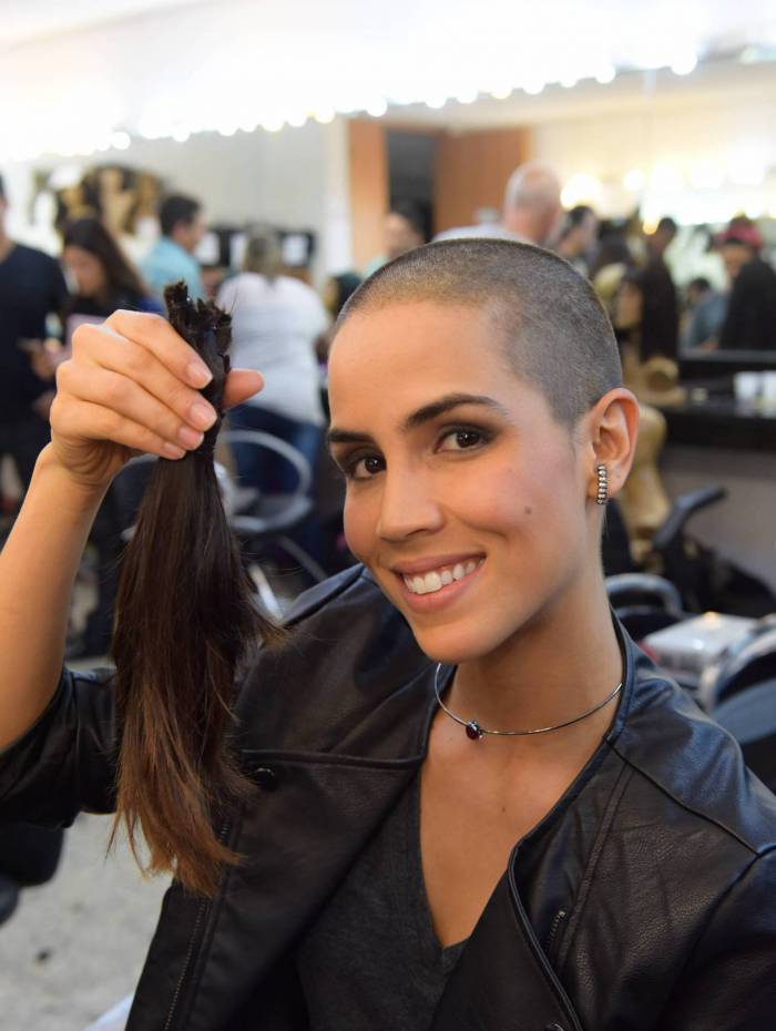 P&eacute;rola Faria raspa a cabe&ccedil;a para personagem em novela da Record