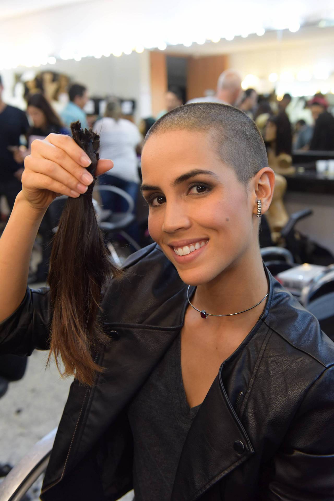 Pérola Faria raspa a cabeça para personagem em novela da Record