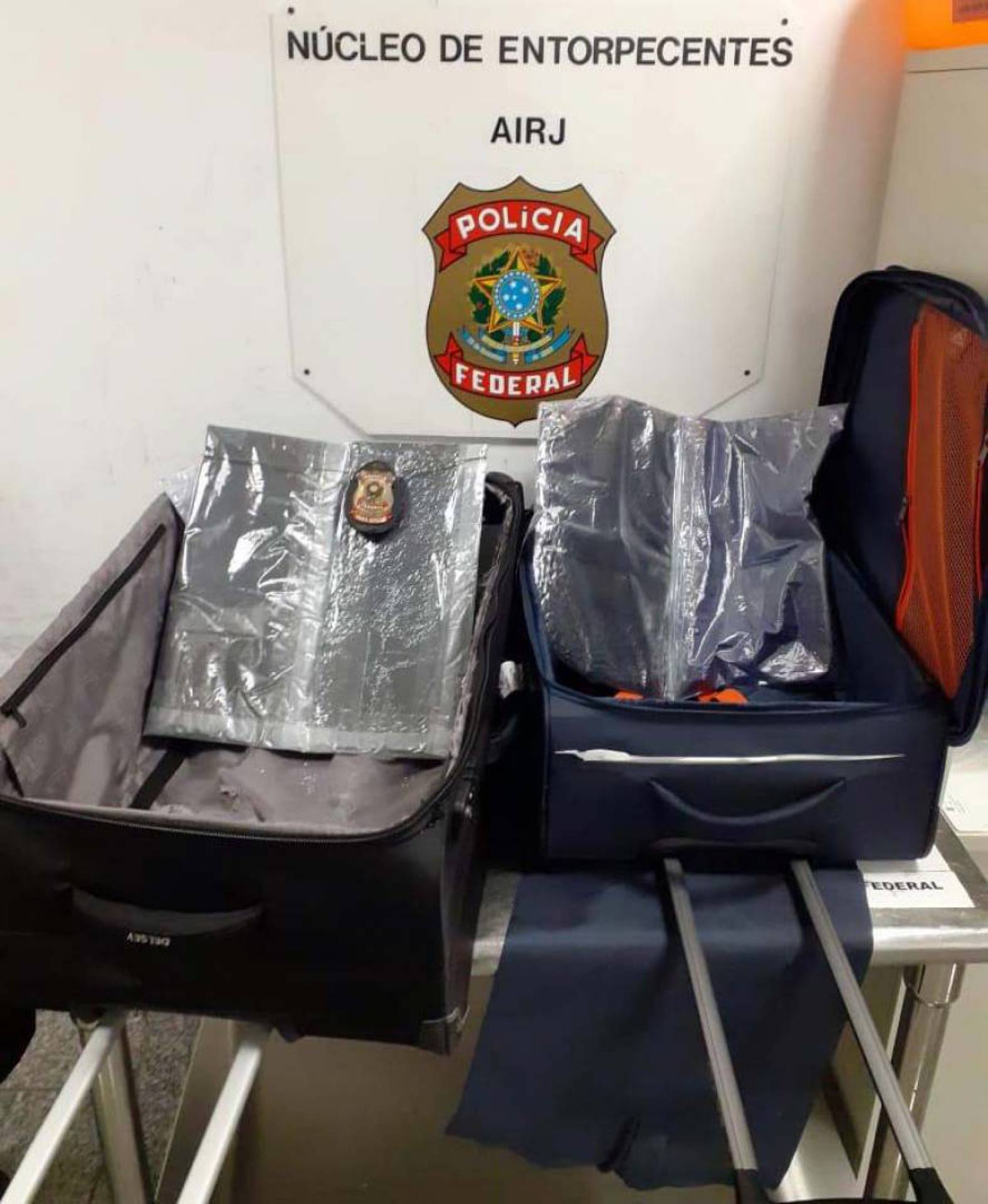 Droga estava escondida em fundos falsos de duas malas - Divulgação / Polícia Federal