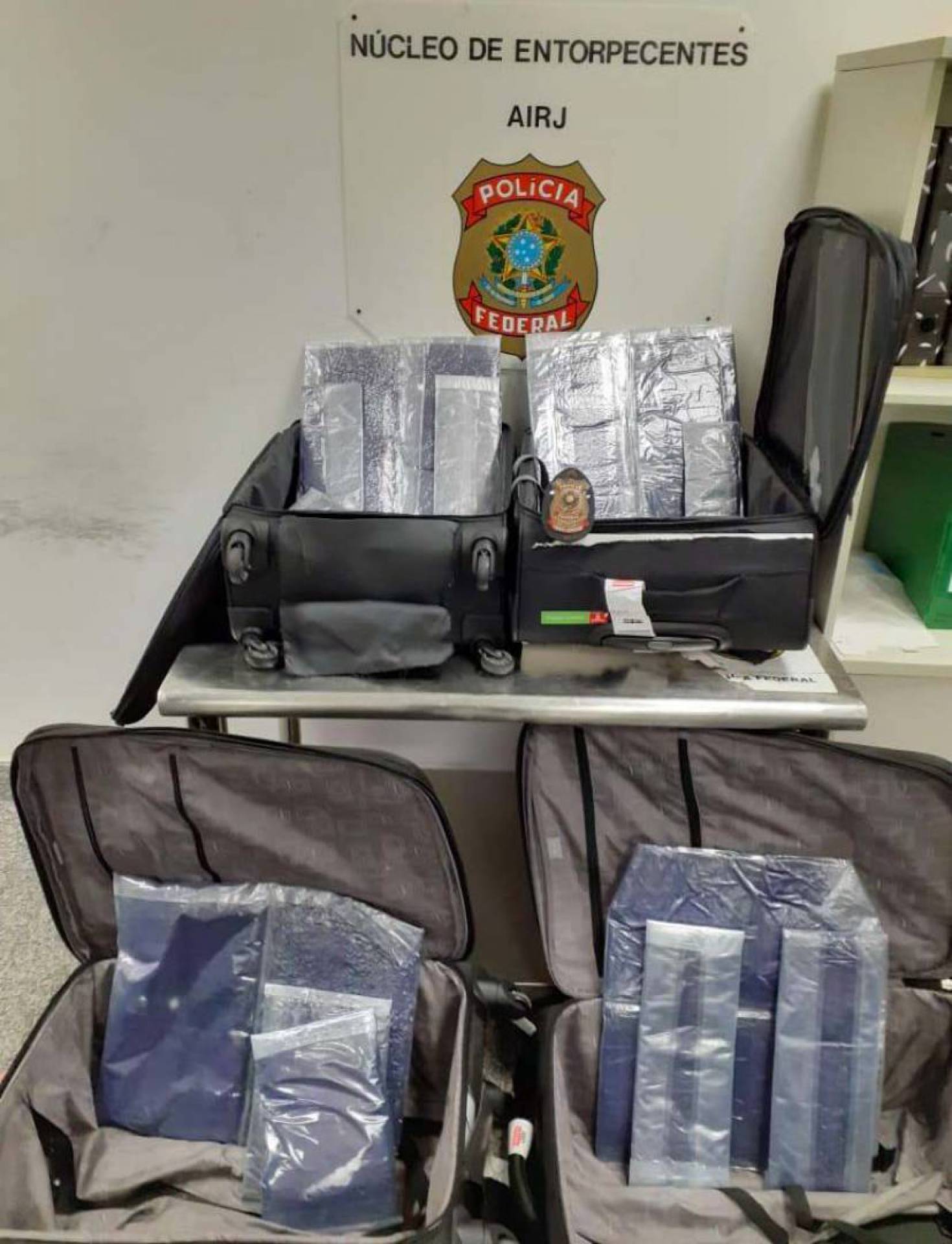 Droga estava escondida em fundos falsos de quatro malas - Divulgação / Polícia Federal