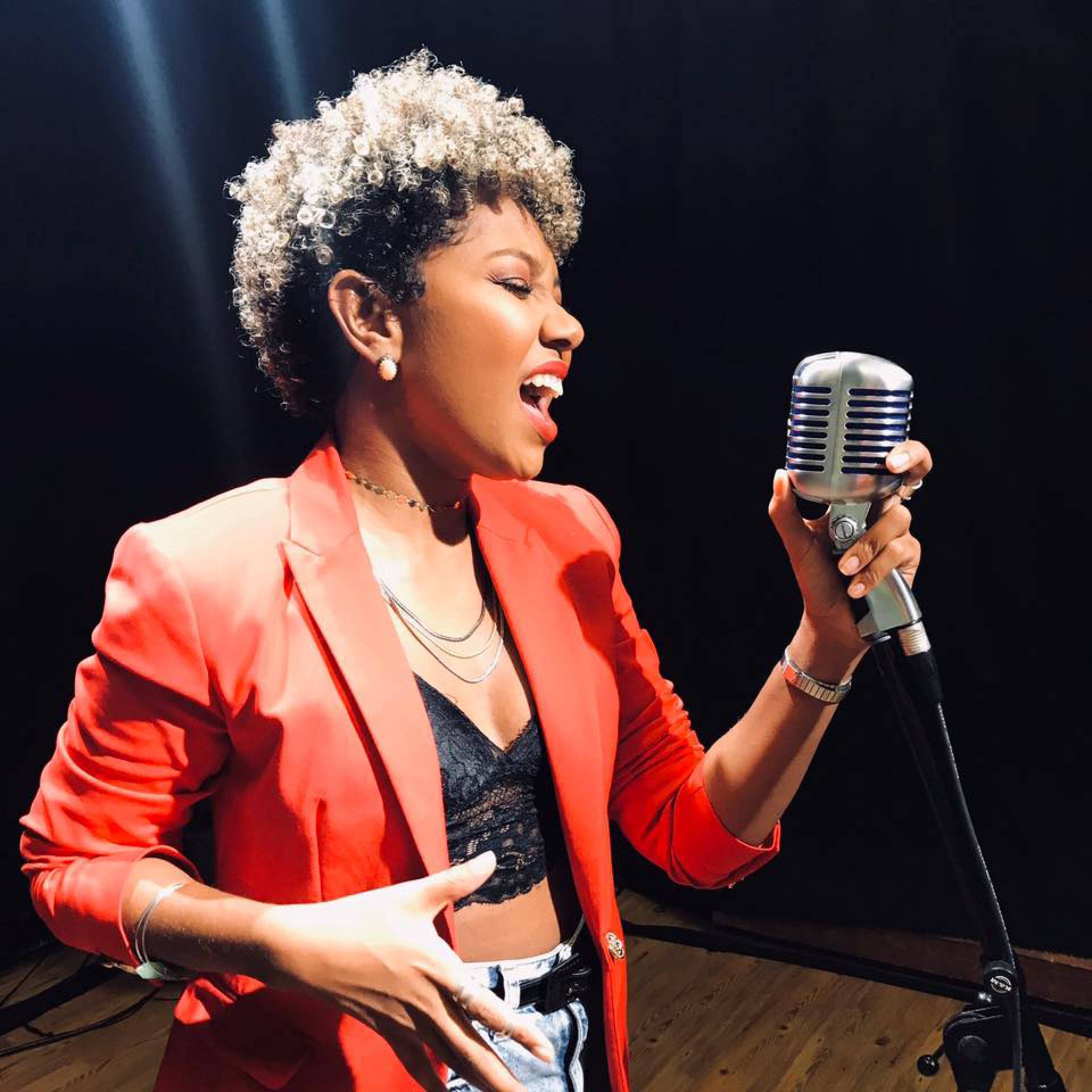  Evelyn Lima faz show em homenagem ao Dia da Mulher no Caxias Shopping - Divulgação