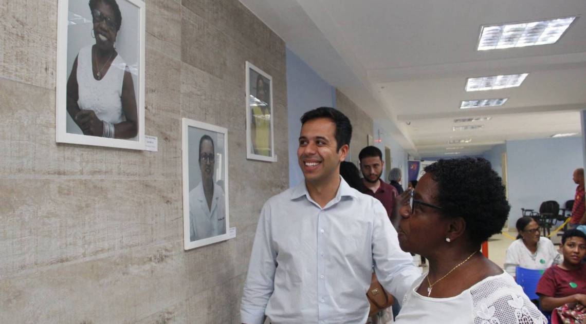 Diretor administrativo da unidade, Caio Antônio Souza com uma das homenageadas, Tia Vera