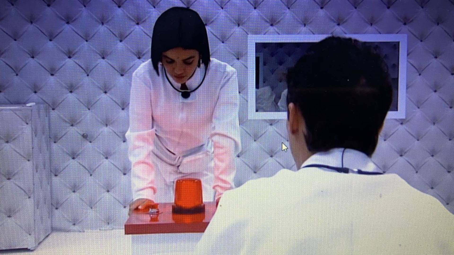 Manu aperta o botão vermelho do quarto branco