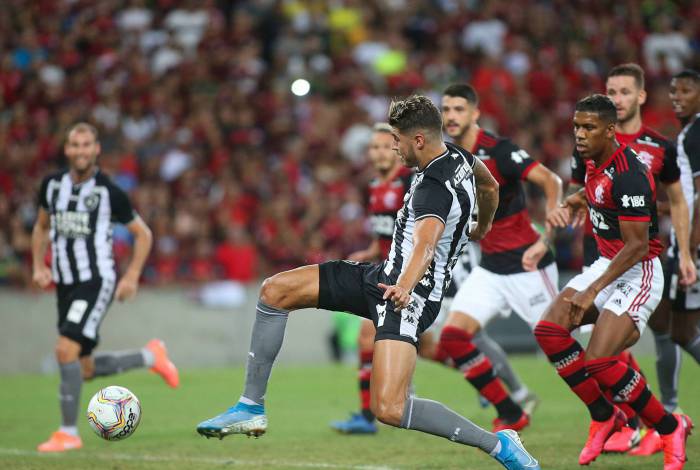 Flamengo vai vencendo o clássico