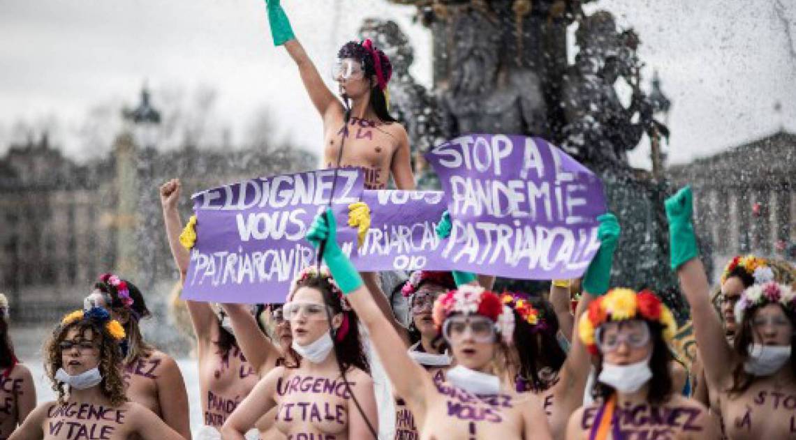 Mulheres ativistas na Praça da Concórdia, em Paris protestam por direitos igual no Dia Internacional da Mulher  (Photo by Martin BUREAU / AFP)