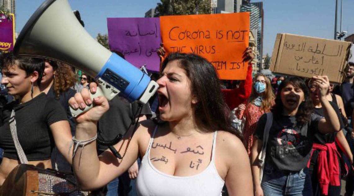 Marcha para marcar o Dia Internacional da Mulher na capital Beirute, em 8 de março de 2020 (Foto de ANWAR AMRO / AFP)