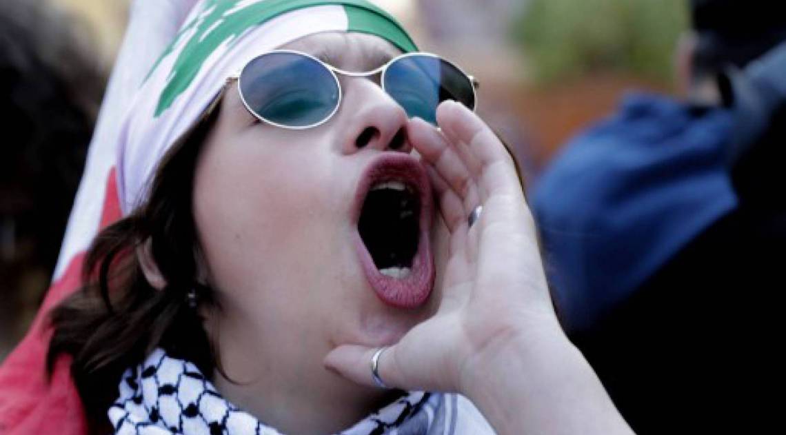 Mulher libanesa protesta em marcha no Dia Internacional da Mulher, em Beirute (Photo by ANWAR AMRO / AFP)