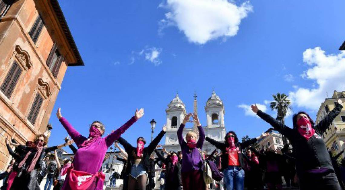 Flash mob na Piazza di Spagna, em Roma pelo dia 8 de março (Photo by Tiziana FABI / AFP)