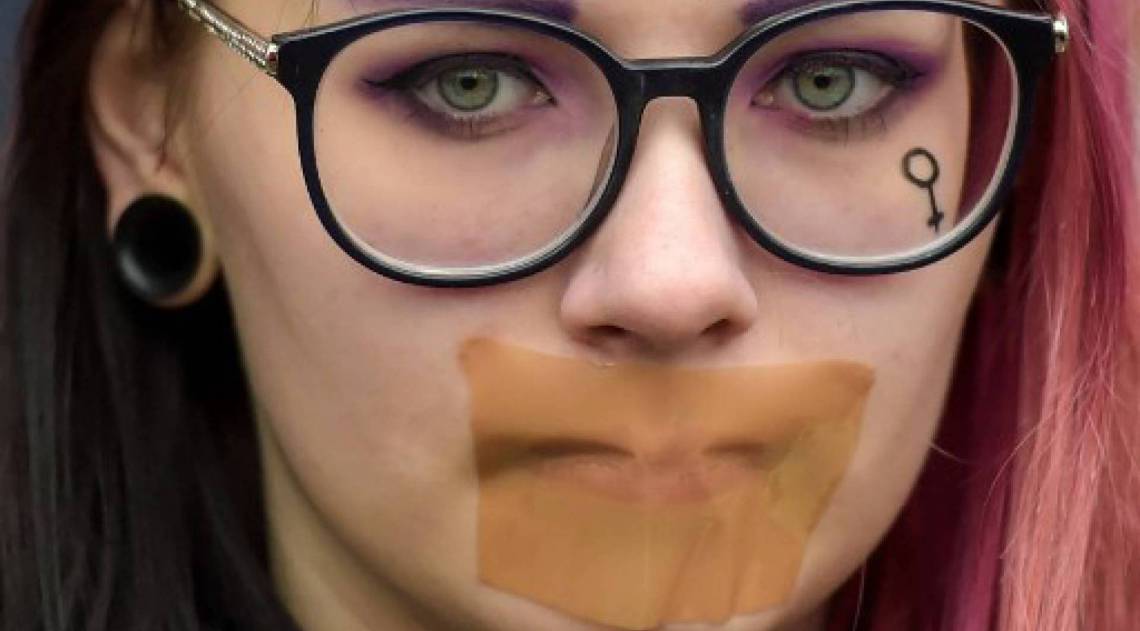 Ativista protesta por direitos em S&atilde;o Petersburgo, na R&uacute;ssia (Photo by OLGA MALTSEVA / AFP)