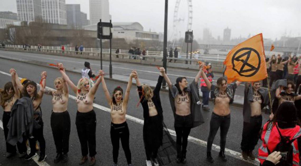 Ativistas fazem topless em protesto no Dia Internacional da Mulher, em Londres (Photo by Tolga AKMEN / AFP)