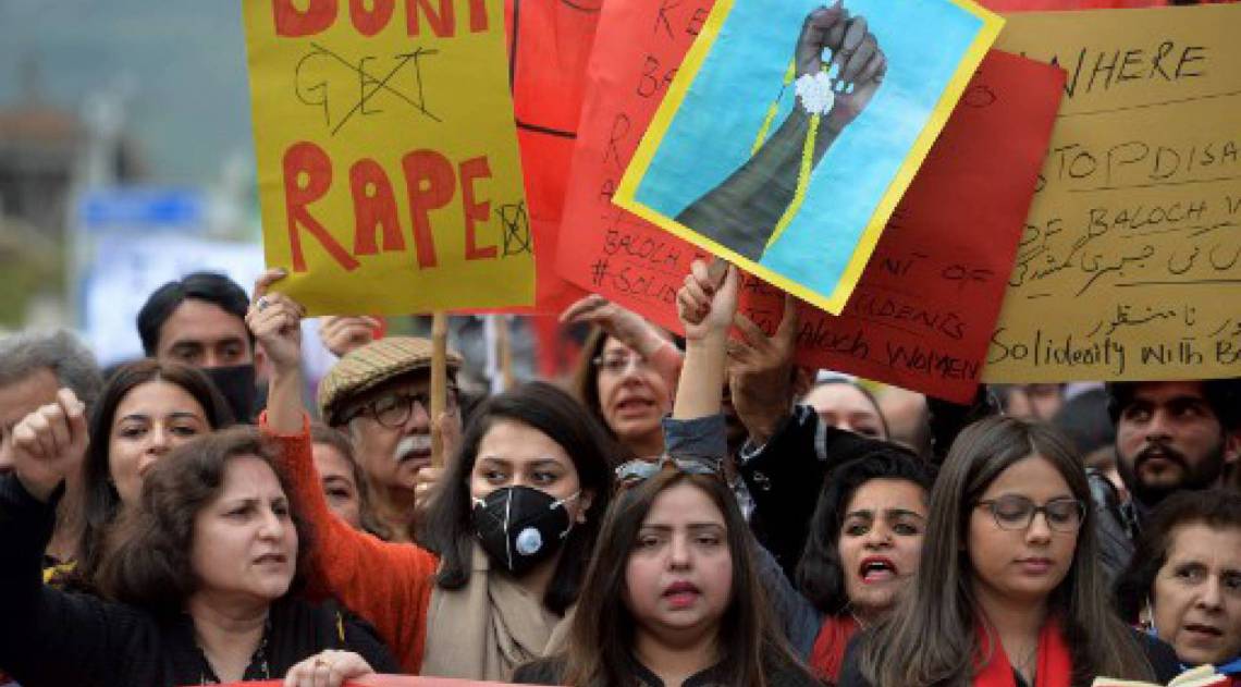 Ativistas protestam pelo Dia Internacional da Mulher, em cidades do Paquistão (Photo by Aamir QURESHI / AFP)