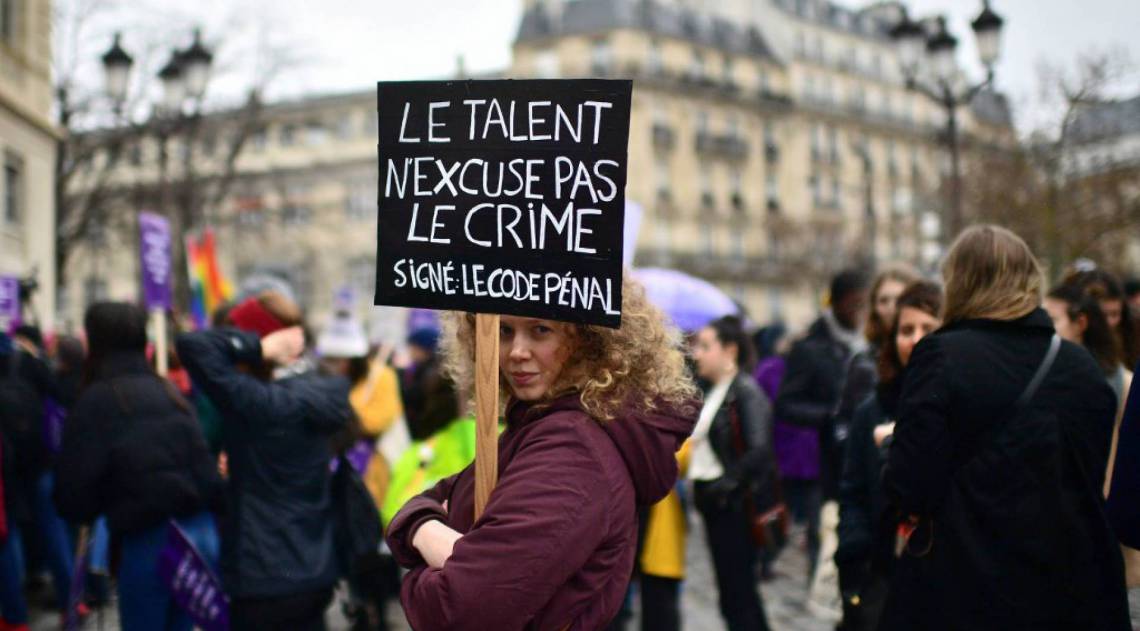Mulher protesta no Dia Internacional da Mulher, em Paris (Photo by Martin BUREAU / AFP)